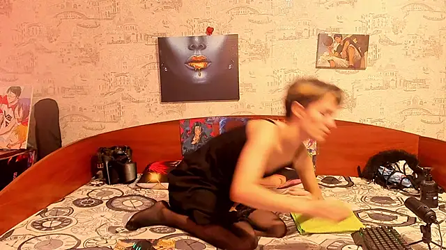 Snapshot of KagamiTayga chatting on 09.24.25 KagamiTayga online show from 09.24.25