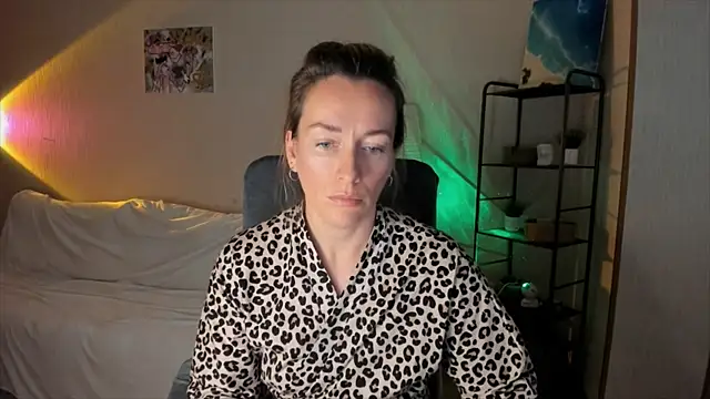 Snapshot of RebeccaMartinez chatting on 10.24.25 RebeccaMartinez online show from 10.24.25