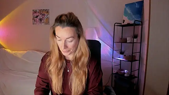 Snapshot of RebeccaMartinez chatting on 10.28.25 RebeccaMartinez online show from 10.28.25