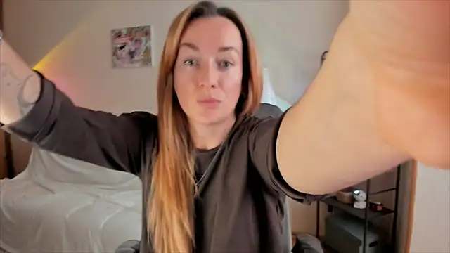 Snapshot of RebeccaMartinez chatting on 10.31.25 RebeccaMartinez online show from 10.31.25