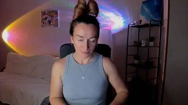 Snapshot of RebeccaMartinez chatting on 11.04.25 RebeccaMartinez online show from 11.04.25