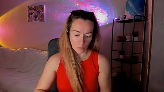 Snapshot of RebeccaMartinez chatting on 11.10.25 RebeccaMartinez online show from 11.10.25