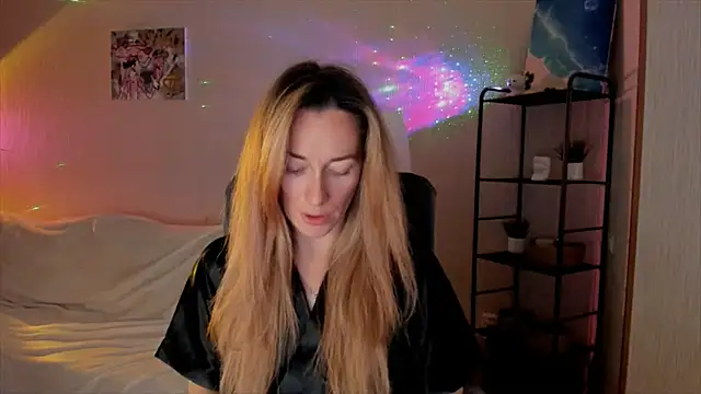 Snapshot of RebeccaMartinez chatting on 11.17.25 RebeccaMartinez online show from 11.17.25