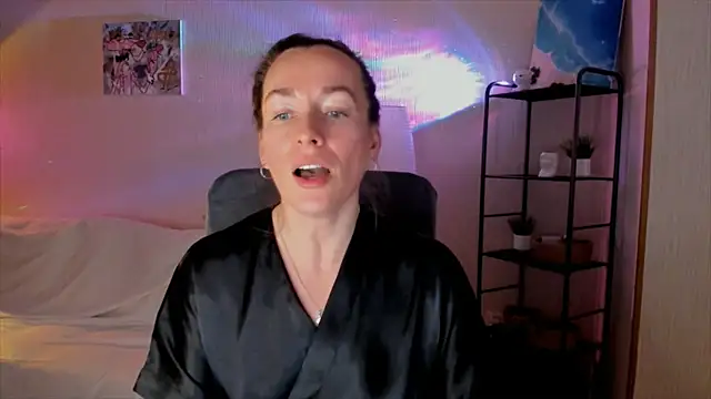 Snapshot of RebeccaMartinez chatting on 11.19.25 RebeccaMartinez online show from 11.19.25