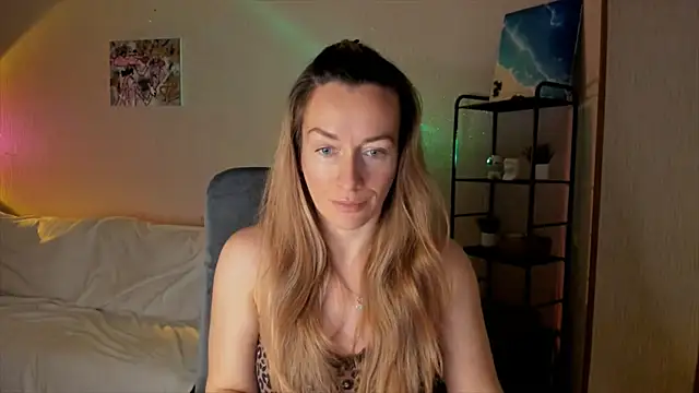 Snapshot of RebeccaMartinez chatting on 11.22.25 RebeccaMartinez online show from 11.22.25