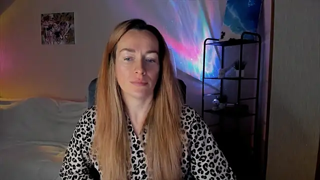 Snapshot of RebeccaMartinez chatting on 11.29.25 RebeccaMartinez online show from 11.29.25