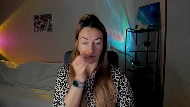 Snapshot of RebeccaMartinez chatting on 11.30.25 RebeccaMartinez online show from 11.30.25