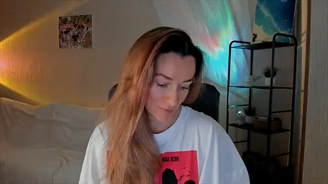 Snapshot of RebeccaMartinez chatting on 12.18.25 RebeccaMartinez online show from 12.18.25