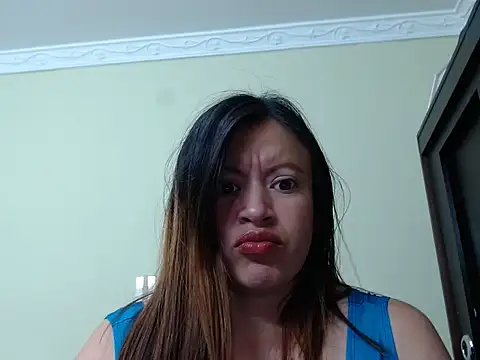 Snapshot of emilysamantha_8 chatting on 11.21.25 emilysamantha 8 online show from 11.21.25