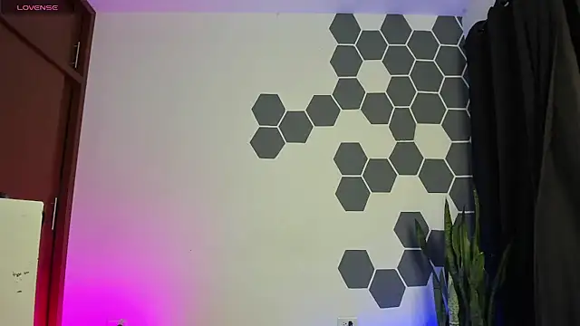 LauraBonnet7 online show from 12.23.24