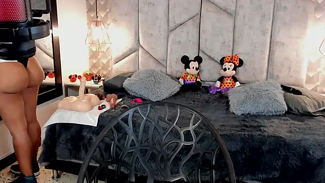 NiicolleMiller online show from 10.14.25