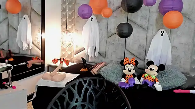 NiicolleMiller online show from 10.26.25