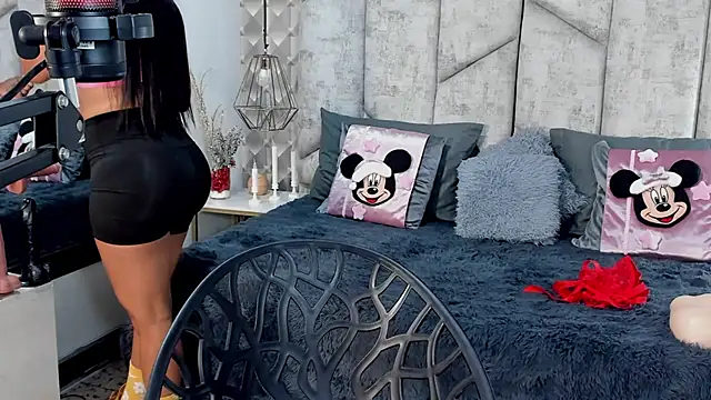 NiicolleMiller online show from 11.17.25