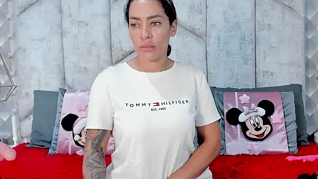 NiicolleMiller online show from 12.04.25