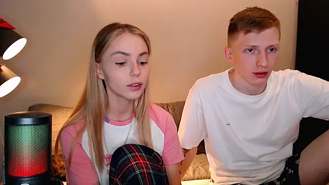 Snapshot of juliaanddima chatting on 10.21.25 juliaanddima online show from 10.21.25