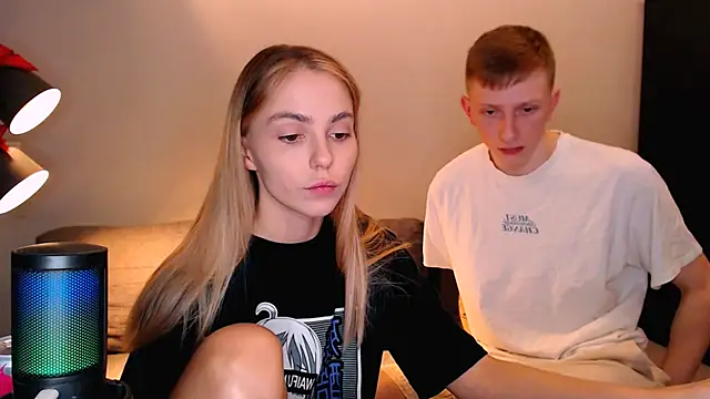 Snapshot of juliaanddima chatting on 10.25.25 juliaanddima online show from 10.25.25