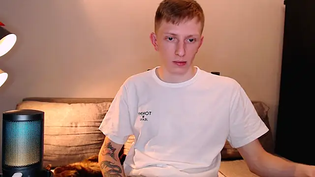 Snapshot of juliaanddima chatting on 10.28.25 juliaanddima online show from 10.28.25