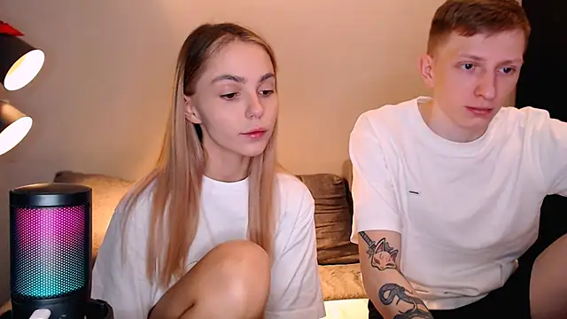 Snapshot of juliaanddima chatting on 10.31.25 juliaanddima online show from 10.31.25