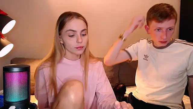 Snapshot of juliaanddima chatting on 11.14.25 juliaanddima online show from 11.14.25