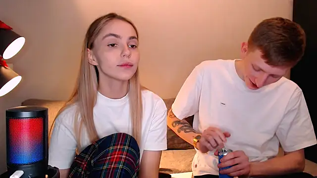 Snapshot of juliaanddima chatting on 11.15.25 juliaanddima online show from 11.15.25