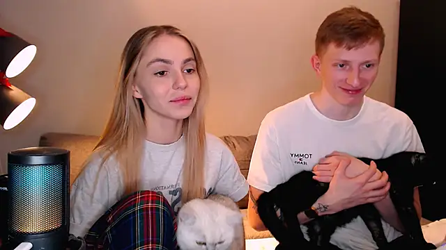 Snapshot of juliaanddima chatting on 11.18.25 juliaanddima online show from 11.18.25