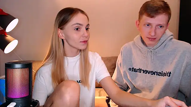 Snapshot of juliaanddima chatting on 11.21.25 juliaanddima online show from 11.21.25