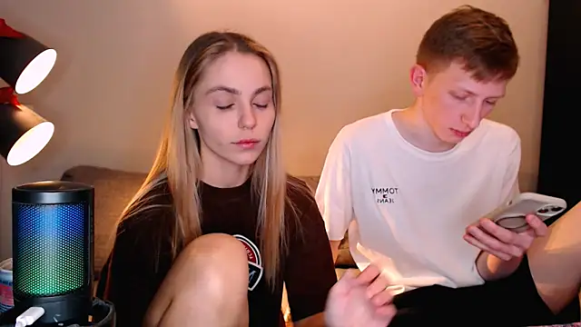 Snapshot of juliaanddima chatting on 11.23.25 juliaanddima online show from 11.23.25