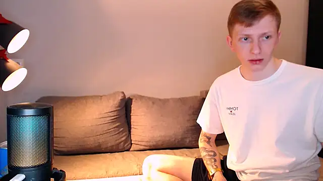 Snapshot of juliaanddima chatting on 11.24.25 juliaanddima online show from 11.24.25