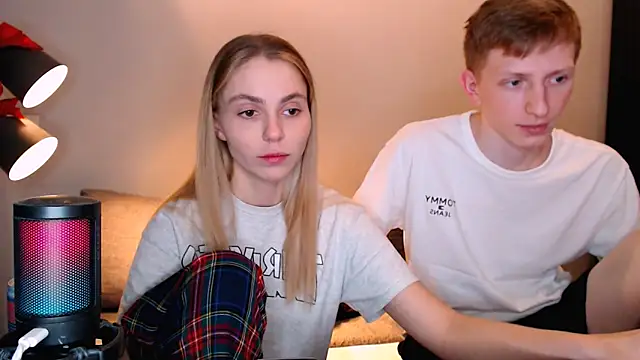 Snapshot of juliaanddima chatting on 11.27.25 juliaanddima online show from 11.27.25