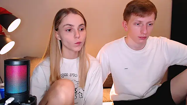 Snapshot of juliaanddima chatting on 12.13.25 juliaanddima online show from 12.13.25