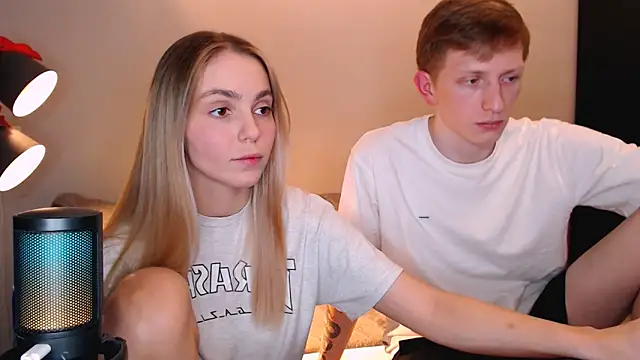 Snapshot of juliaanddima chatting on 12.16.25 juliaanddima online show from 12.16.25