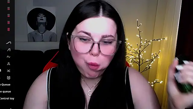 Snapshot of Emily_Mo chatting on 02.14.25 Emily Mo online show from 02.14.25