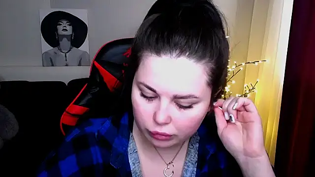 Snapshot of Emily_Mo chatting on 02.19.25 Emily Mo online show from 02.19.25