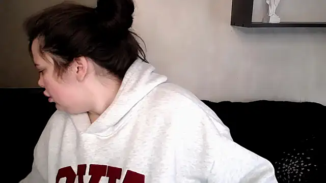 Snapshot of Emily_Mo chatting on 10.28.25 Emily Mo online show from 10.28.25