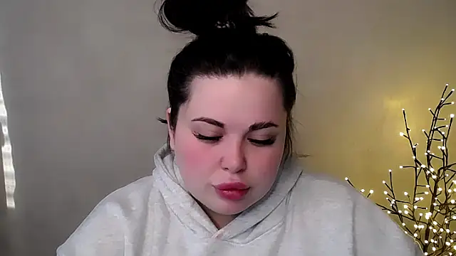 Snapshot of Emily_Mo chatting on 11.25.25 Emily Mo online show from 11.25.25