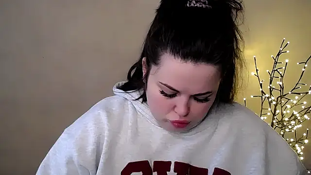 Snapshot of Emily_Mo chatting on 11.26.25 Emily Mo online show from 11.26.25