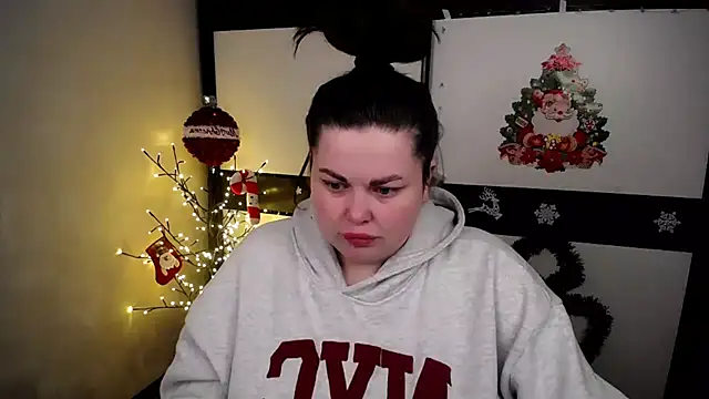 Snapshot of Emily_Mo chatting on 12.02.25 Emily Mo online show from 12.02.25