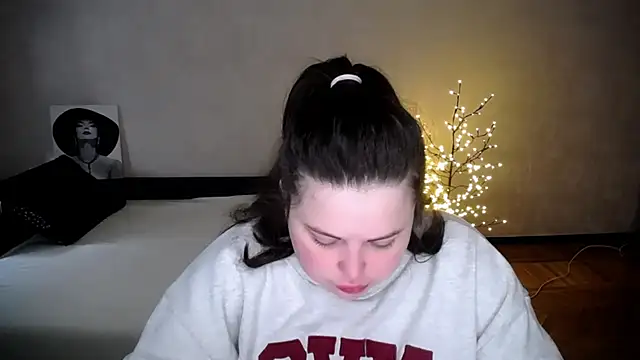 Snapshot of Emily_Mo chatting on 04.18.26 Emily Mo online show from 04.18.26