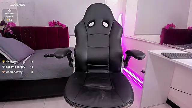 mia thompsonn  online show from 01.20.25