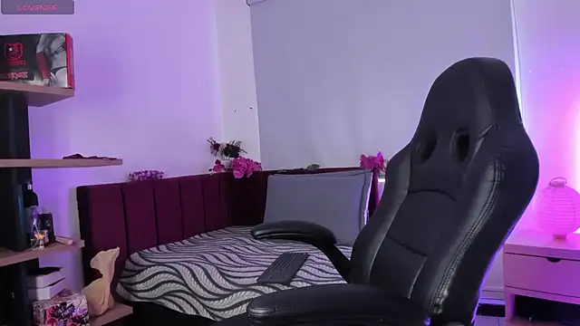 mia thompsonn  online show from 02.04.25