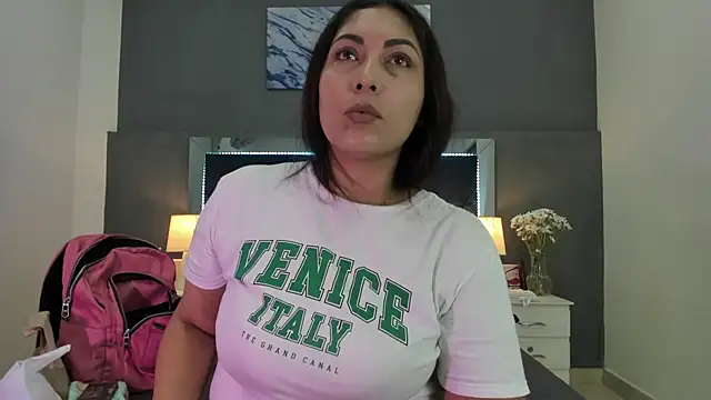 Snapshot of Lauralove_69 chatting on 11.25.25 Lauralove 69 online show from 11.25.25