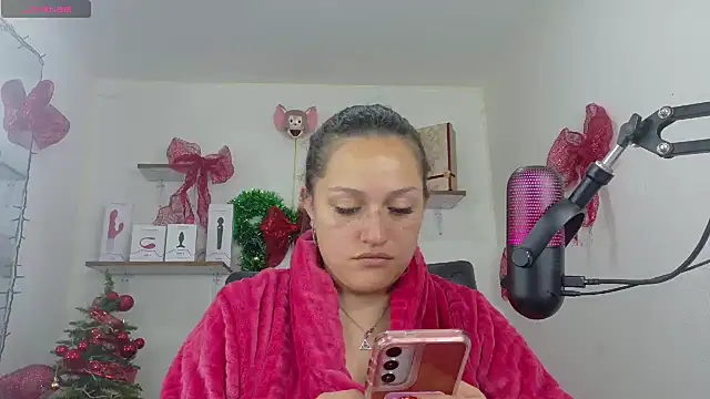 Snapshot of megan_doll2 chatting on 12.27.24 megan doll2 online show from 12.27.24