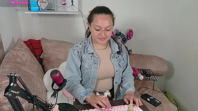 Snapshot of megan_doll2 chatting on 09.14.25 megan doll2 online show from 09.14.25