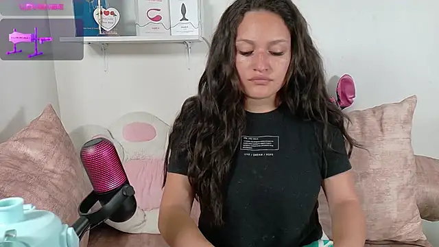 Snapshot of megan_doll2 chatting on 09.18.25 megan doll2 online show from 09.18.25