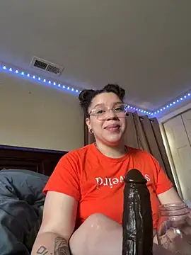 Snapshot of QueenNuttCollector chatting on 10.28.25 QueenNuttCollector online show from 10.28.25