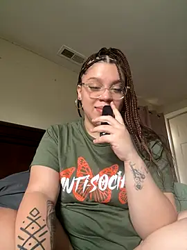 Snapshot of QueenNuttCollector chatting on 11.19.25 QueenNuttCollector online show from 11.19.25