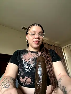 Snapshot of QueenNuttCollector chatting on 11.20.25 QueenNuttCollector online show from 11.20.25