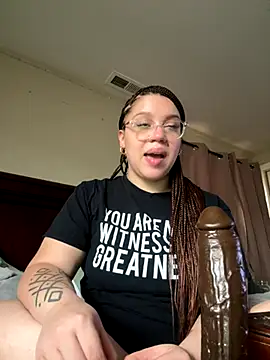 Snapshot of QueenNuttCollector chatting on 11.25.25 QueenNuttCollector online show from 11.25.25