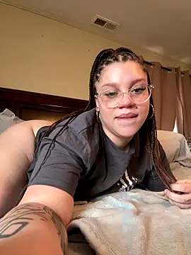 Snapshot of QueenNuttCollector chatting on 12.13.25 QueenNuttCollector online show from 12.13.25