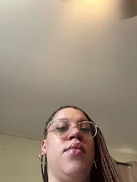 Snapshot of QueenNuttCollector chatting on 12.16.25 QueenNuttCollector online show from 12.16.25